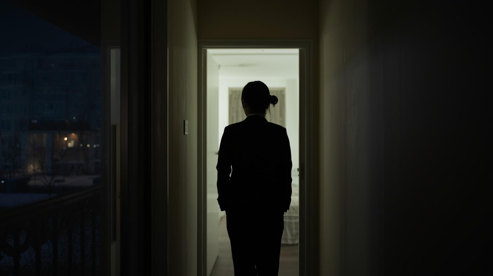 Pelukan Terlarang Di Malam Yang Hening Dan Dingin